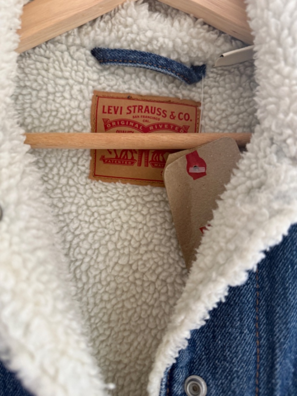 New Levi’s ’90s Sherpa Trucker Jacket – NWT - Picture 2 of 3